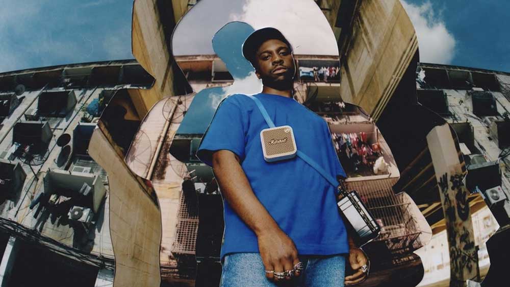 Mlad&yacute; muž m&aacute; přenosn&yacute; reproduktor Marshall Willen II připevněn&yacute; na popruhu sv&eacute; ta&scaron;ky_03