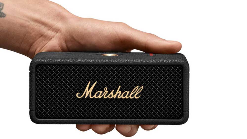 Ruka držící bluetooth reproduktor Marshall Emberton III_02
