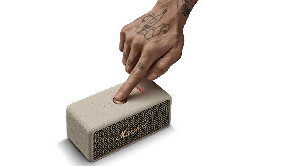 Ruka držící bluetooth reproduktor Marshall Emberton III_02