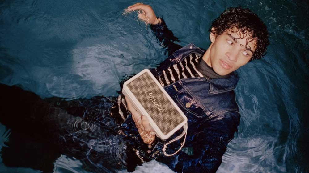 Přenosný reproduktor Marshall Middleton Black and Brass party ve vodě_03