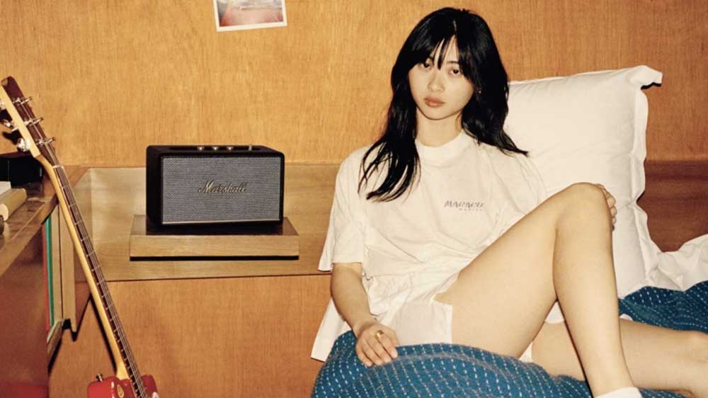 Mladá žena s reproduktorem Marshall Acton III v pokoji_02