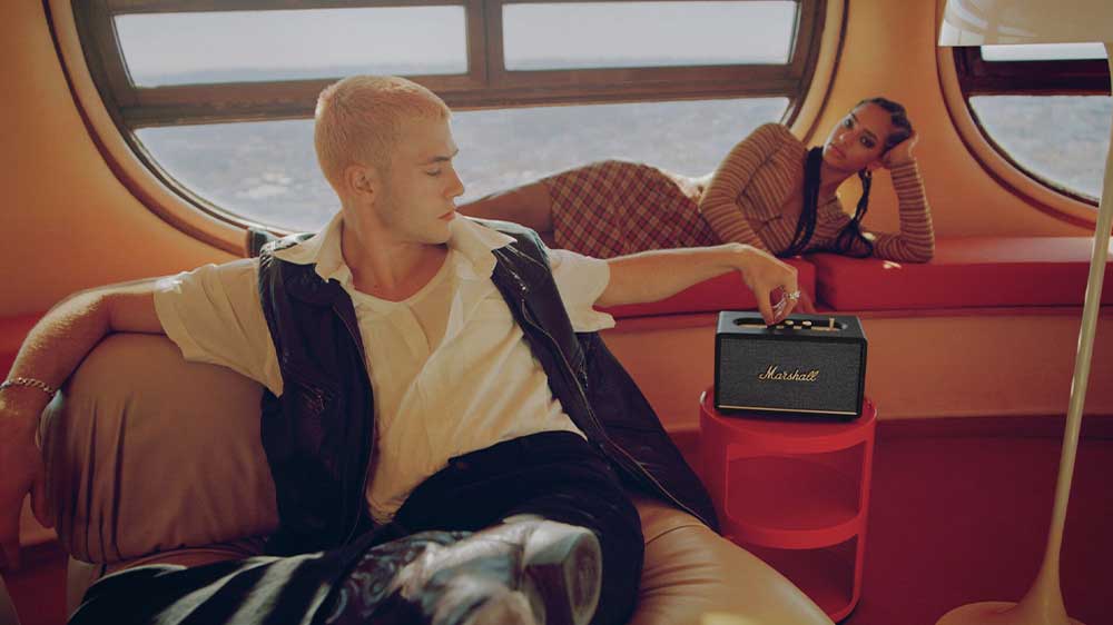 Dvojice relaxuje u poslechu reproduktoru Marshall Acton III_03