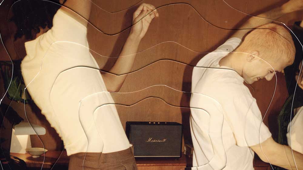 Mladí lidé si užívají skvělý zvuk z reproduktoru Marshall Woburn III s nádechem rock 'n' rollu_02