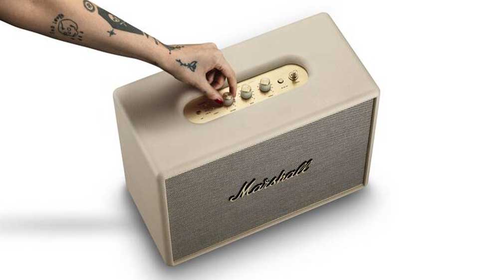Reproduktor Marshall Woburn III s mosaznými ovládacími knoflíky propojený s telefonem_03