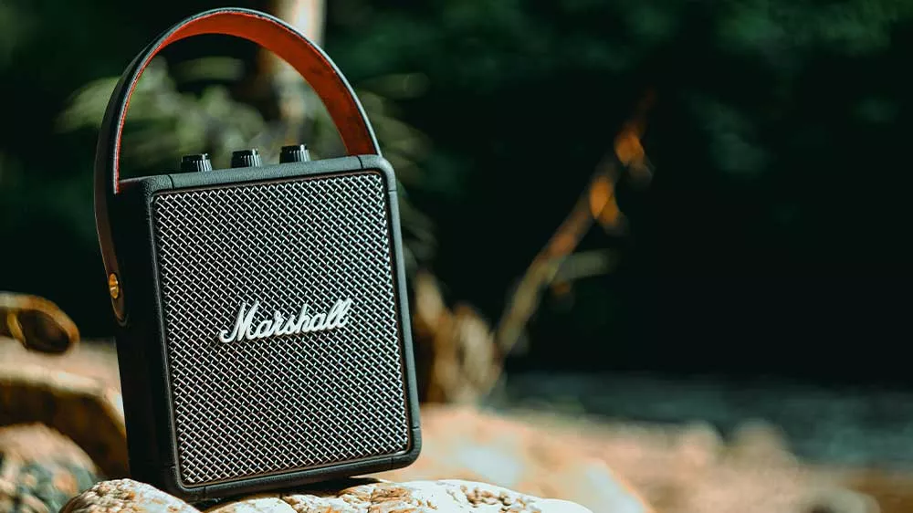 Přenosný reproduktor Marshall Stockwell II Black and Brass v přírodě na kamenech_02