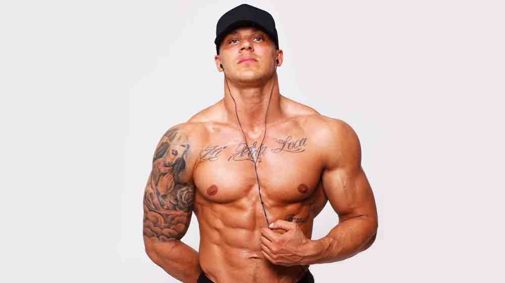 Muž se sluch&aacute;tky v u&scaron;&iacute;ch_02