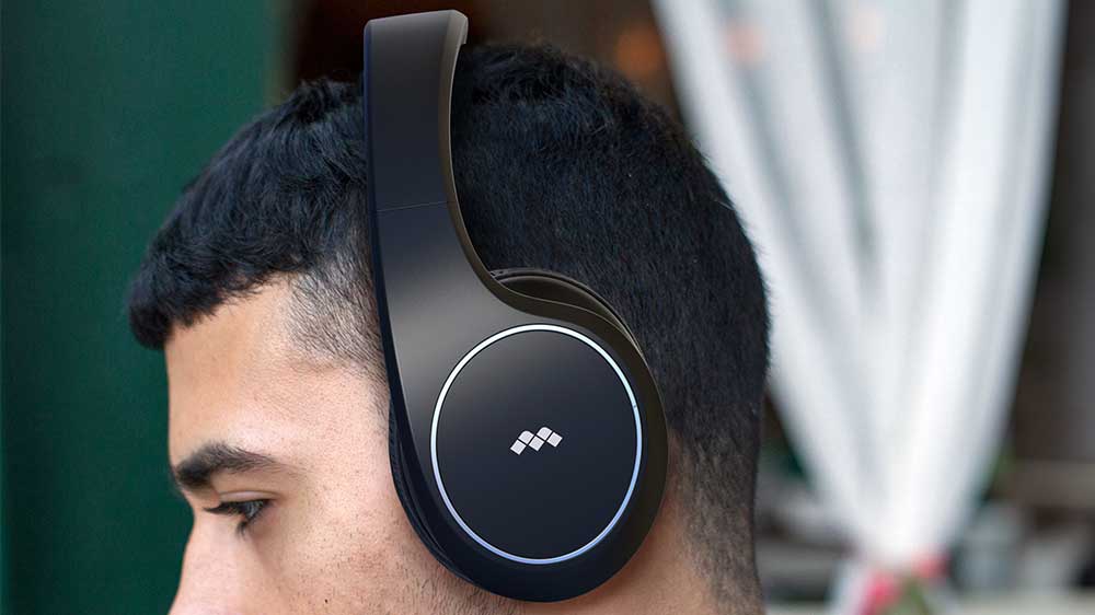 Mladý muž má nasazená bezdrátová sluchátka Meliconi HP Digital Smart_02