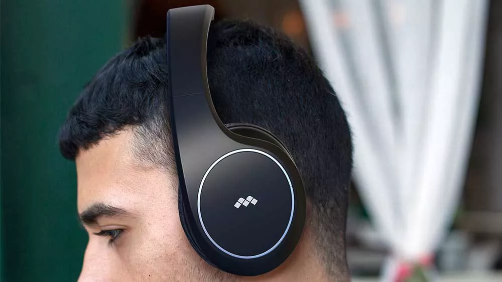 Mlad&yacute; muž m&aacute; nasazen&aacute; bezdr&aacute;tov&aacute; sluch&aacute;tka Meliconi HP Digital Smart_02