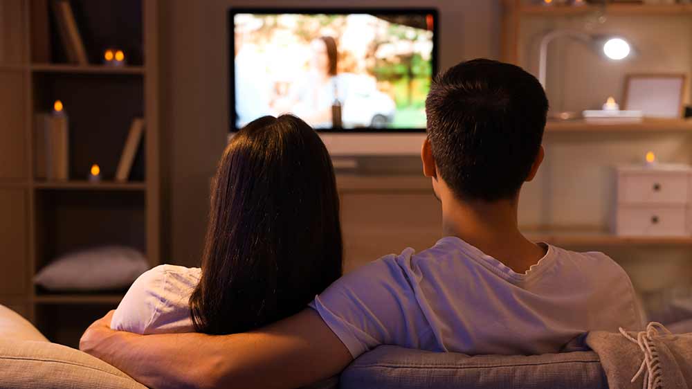Pár se dívá na televizi_02