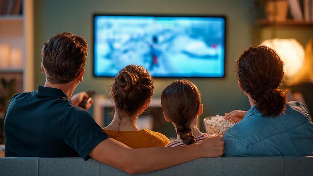 Rodina se dívá na televizi_02