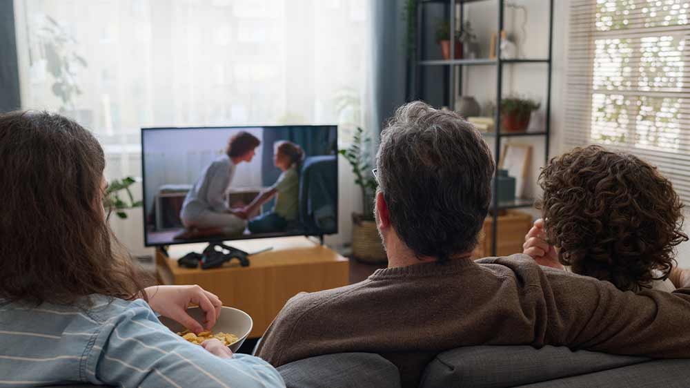 Rodina se dívá na televizi_02