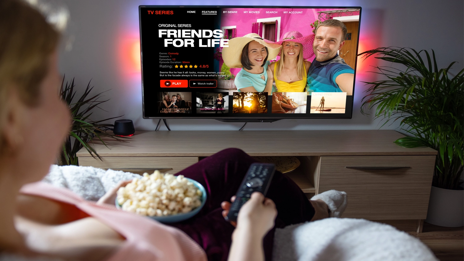 Žena sed&iacute; v křesle a pou&scaron;t&iacute; Netflix