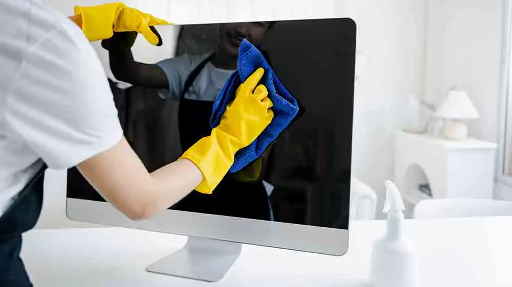 Žena čist&iacute; obrazovku monitoru_02