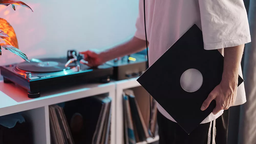 Vinylov&aacute; deska a gramofon _02