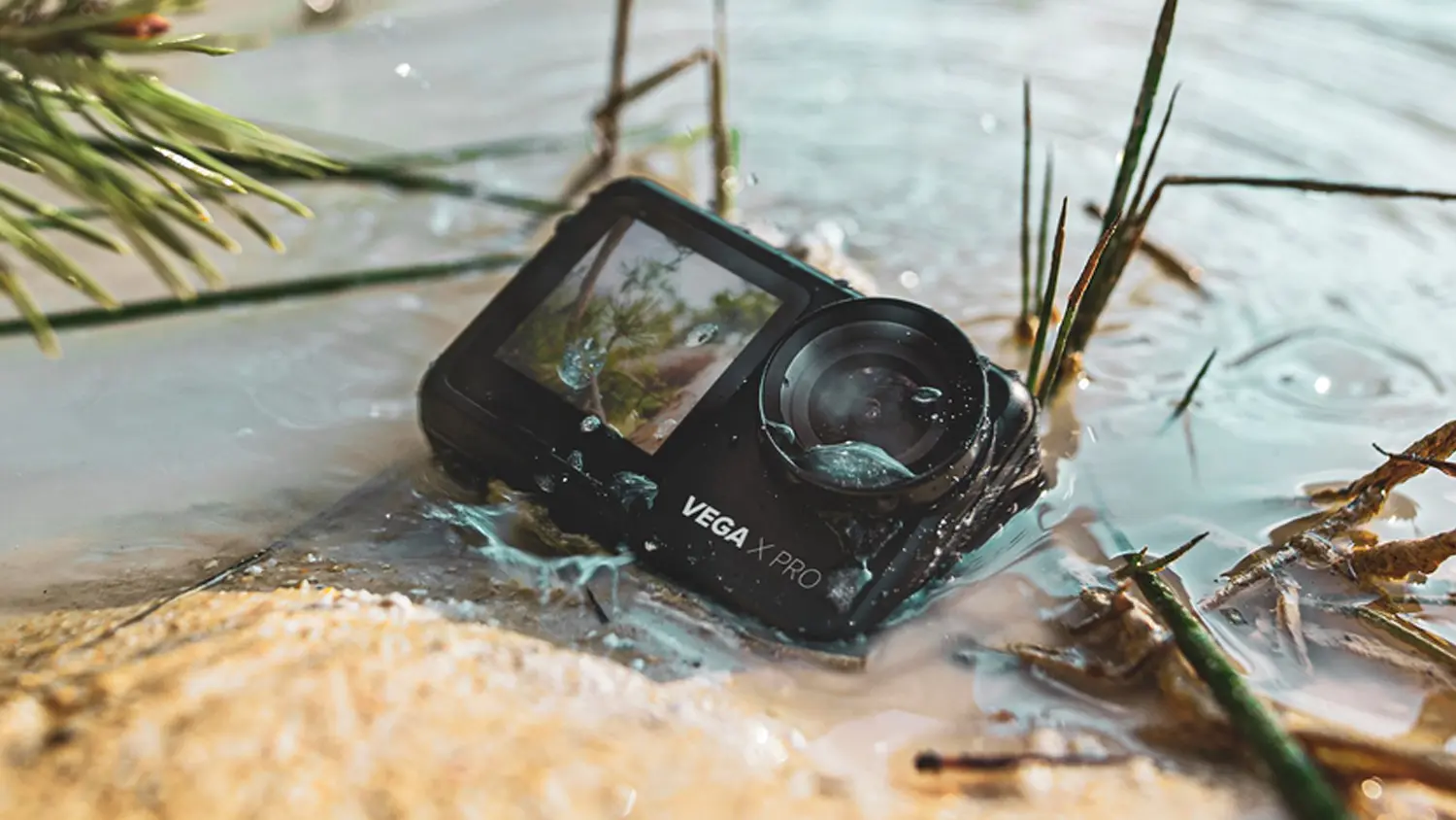 Outdoorová kamera Niceboy VEGA X PRO testuje voděodolnost ve vodě