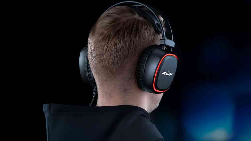 Muž se sluchátky Niceboy ORYX X330 Cubix_02