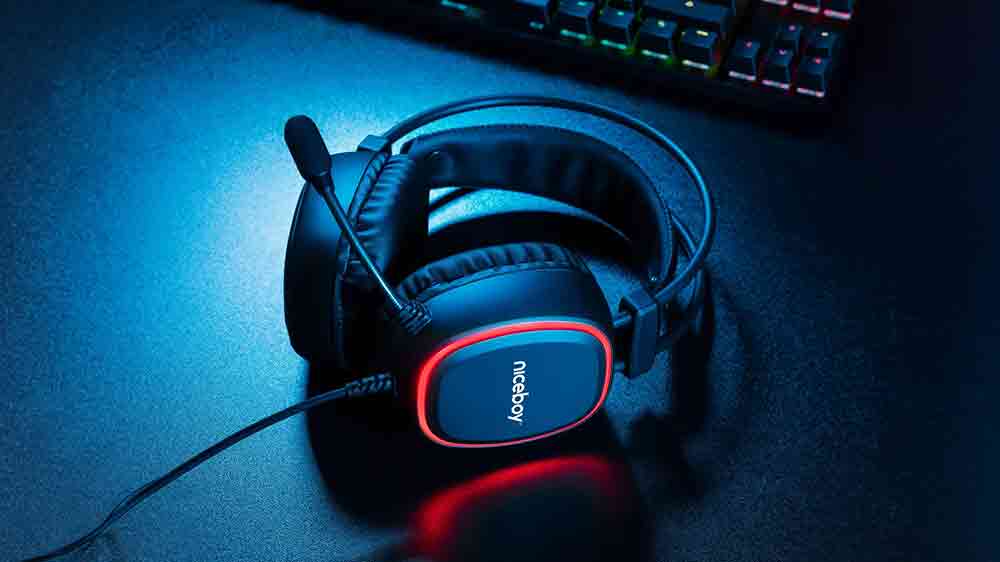 Herní sluchátka Niceboy ORYX X330 Cubix položené u klávesnice_03