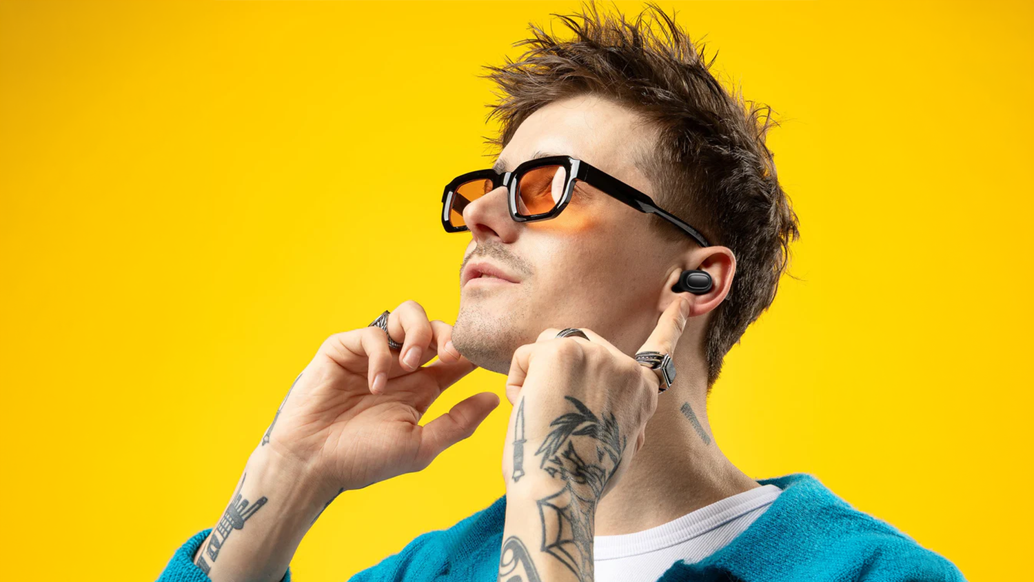 Muž s bezdrôtovými slúchadlami Niceboy HIVE Podsie 4 White