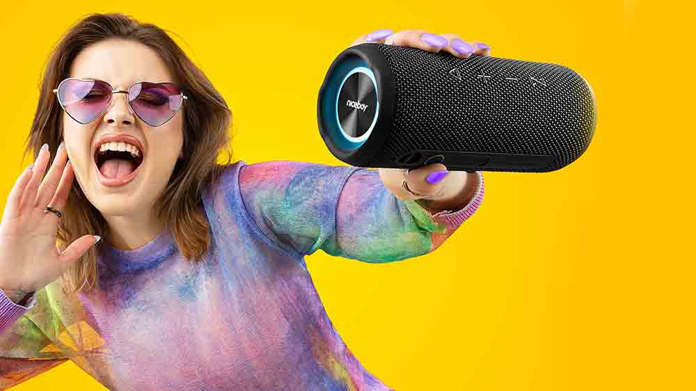 Mlad&aacute; žena si už&iacute;v&aacute; hudbu s reproduktorem Niceboy Nexus, kter&yacute; drž&iacute; v ruce_02