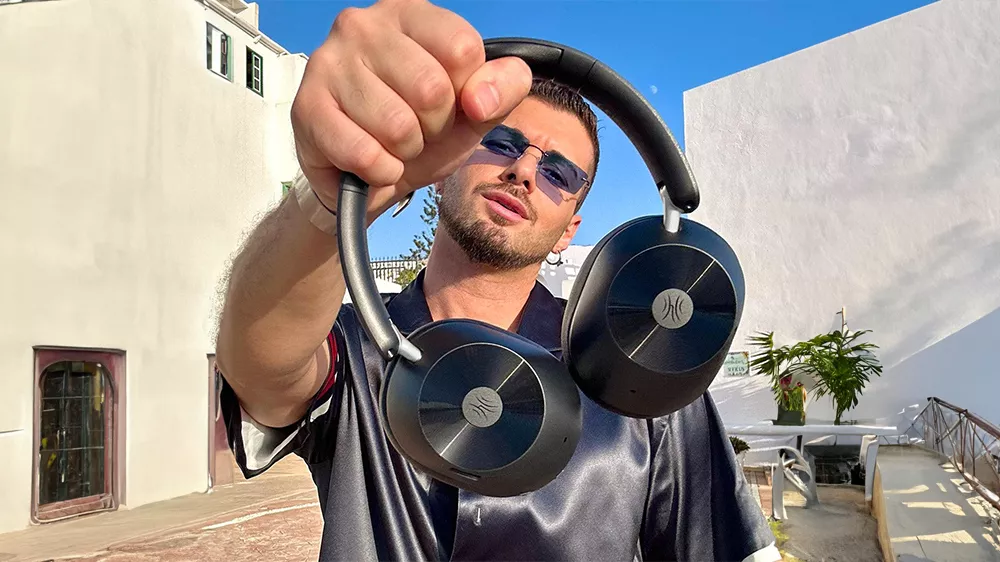 Muž na zahradě držící OneOdio Focus A5 v rukou_02