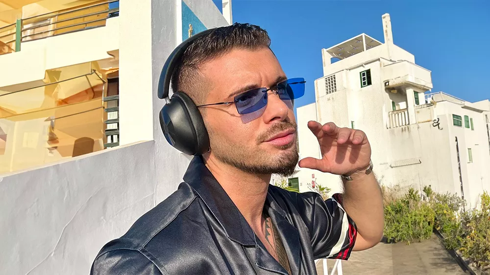 Muž na ulici se sluchátky OneOdio Focus A5_03