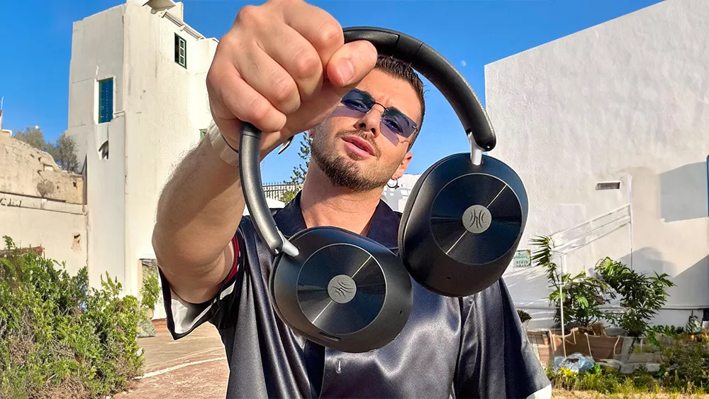 Muž na zahradě drž&iacute;c&iacute; OneOdio Focus A5 v rukou_02
