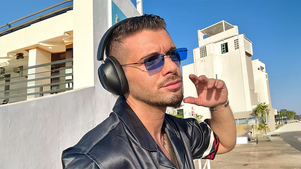 Muž na ulici se sluch&aacute;tky OneOdio Focus A5_03