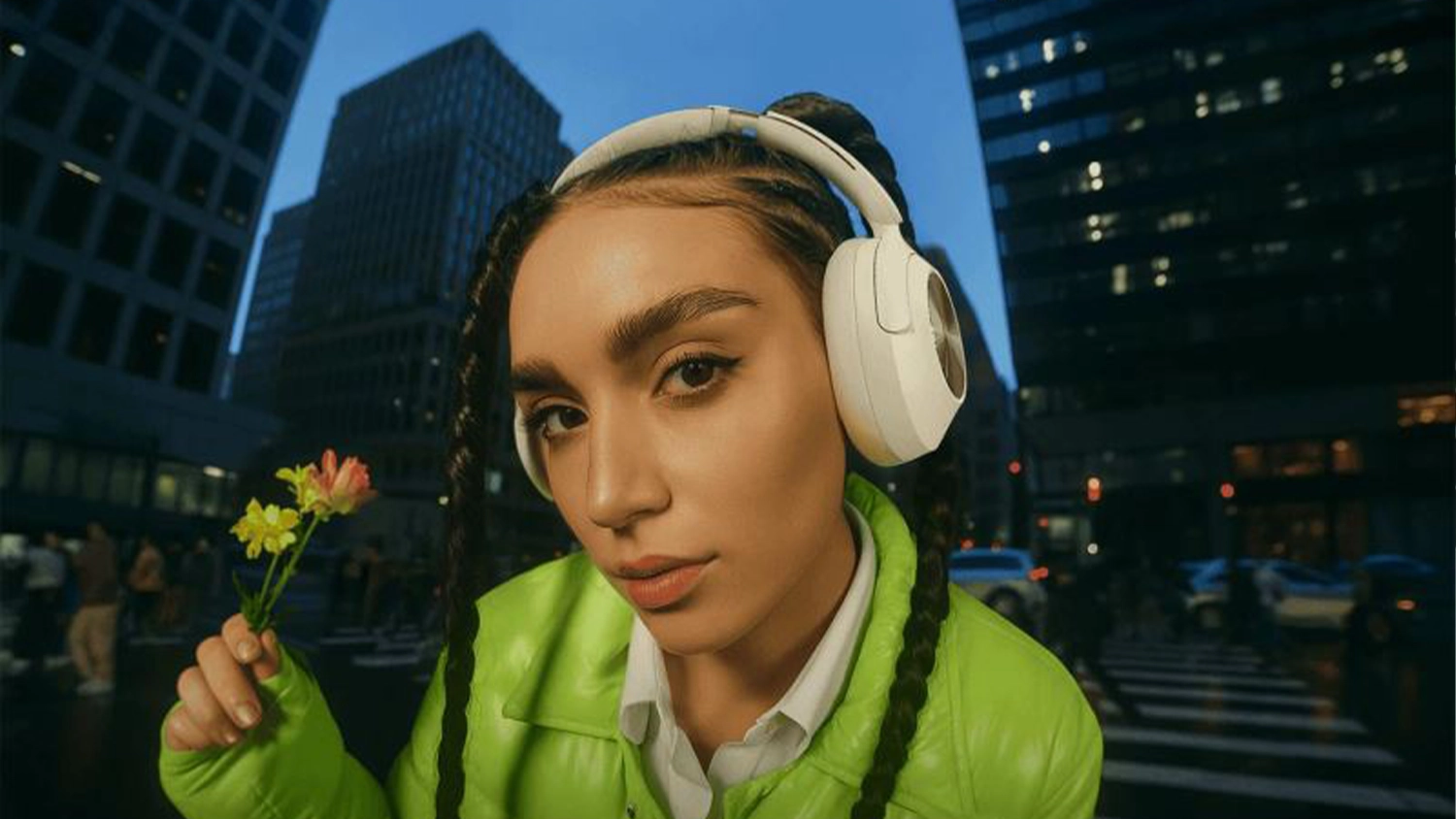Žena so sl&uacute;chadlami OneOdio Focus A6