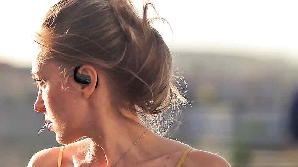 Žena se sluch&aacute;tky OPN Sound Aria+ v u&scaron;&iacute;ch_02