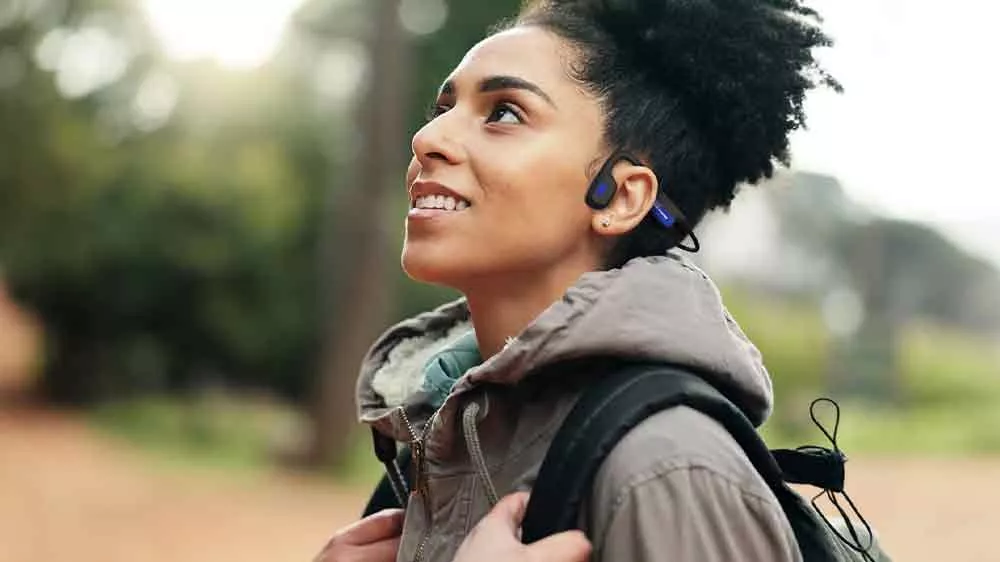 Mladá žena s bezdrátovými sluchátky OPN Sound Mezzo+ Bone Conduction_02