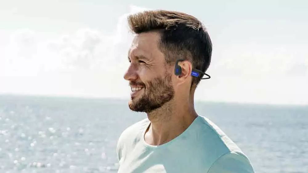 Muž u vody má nasazená bezdrátová sluchátka OPN Sound Mezzo+_03
