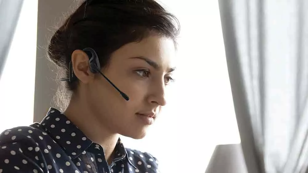 Žena m&aacute; nasazen&aacute; sluch&aacute;tka OPN Sound Chat+_02