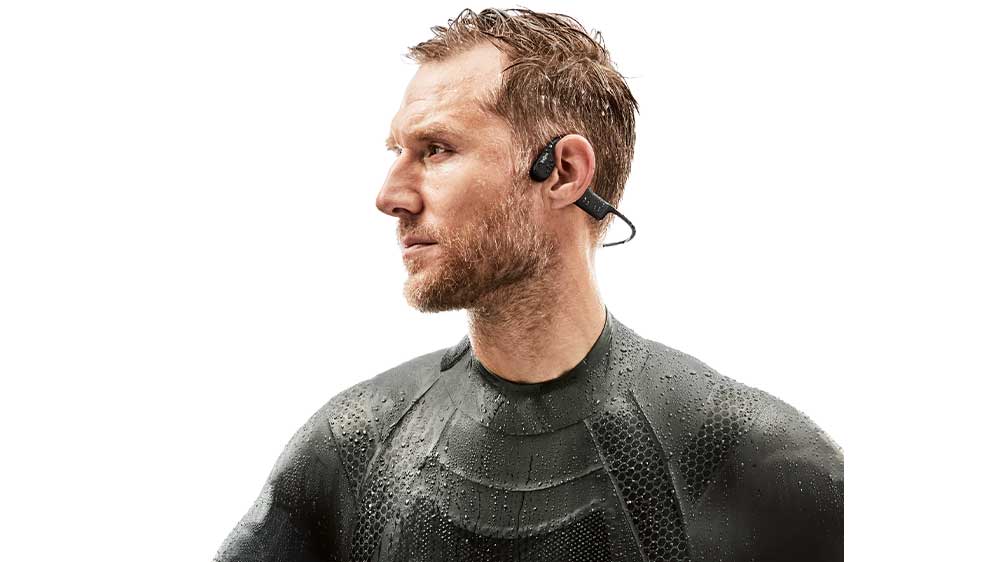 muž se sluchátky OPN Sound Swym+ v uších_02