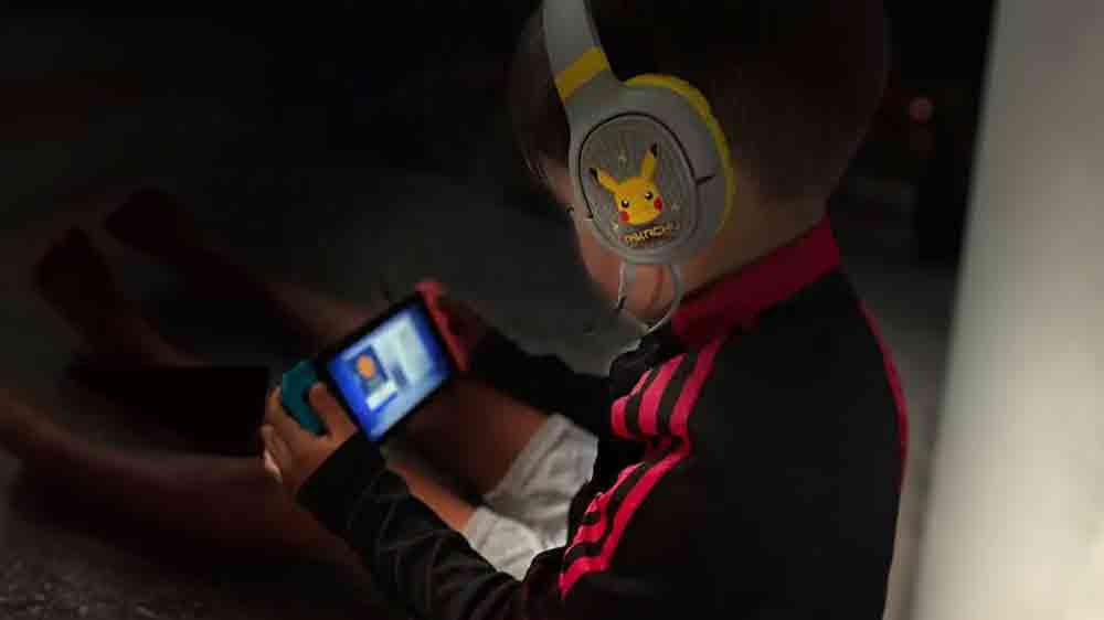 Kluk hraje hry se sluchátky OTL Pokemon Pikachu Pro G1_02