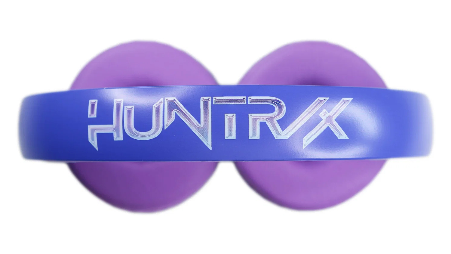 Nápis Huntrix na horní straně sluchátek