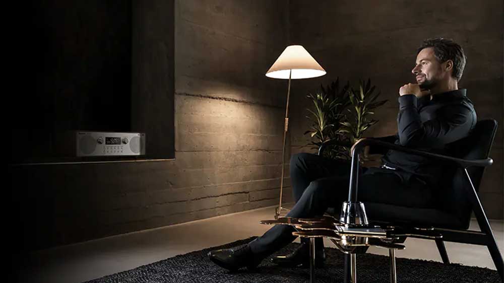 Muž vychutnávající si poslech rádia Panasonic RF-D100BTEG_03