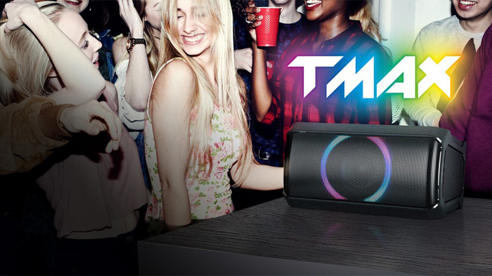 Mladí lidé na party s reproduktorem Panasonic SC-TMAX5EG-K_02