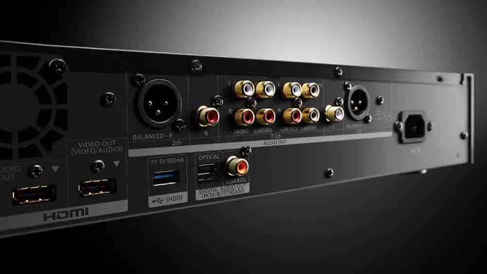 Zadn&iacute; strana přehr&aacute;vače Panasonic DP UB9000EG1