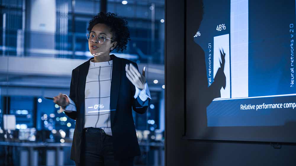 Přednášející žena osvětlená projektorem _02