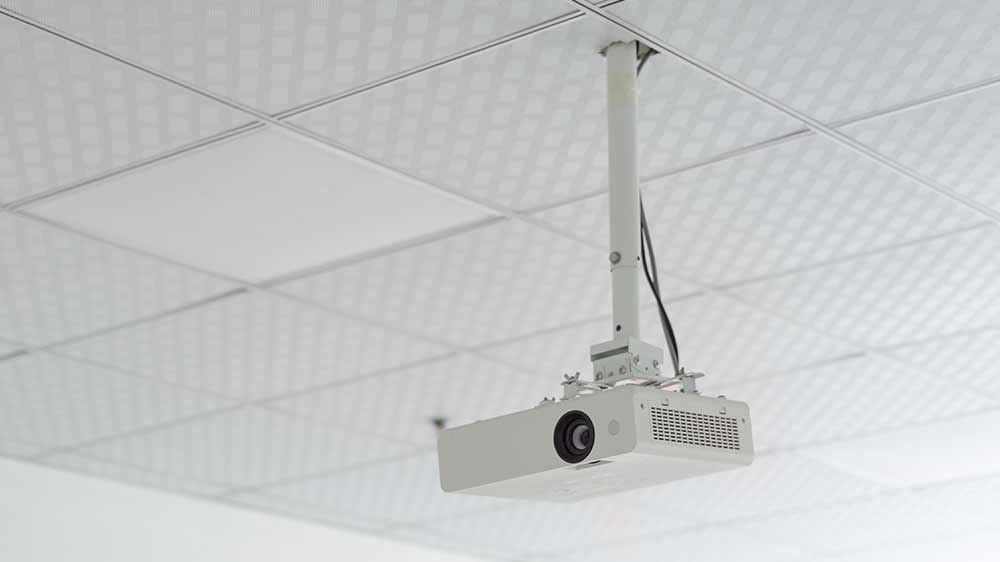 Projektor přidělaný držákem ke stropu_04