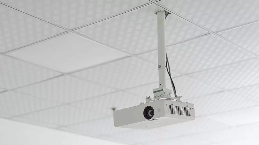 Projektor přidělaný držákem ke stropu_04