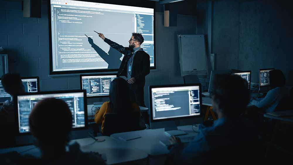 Přednášející muž ozářený projektorem_05