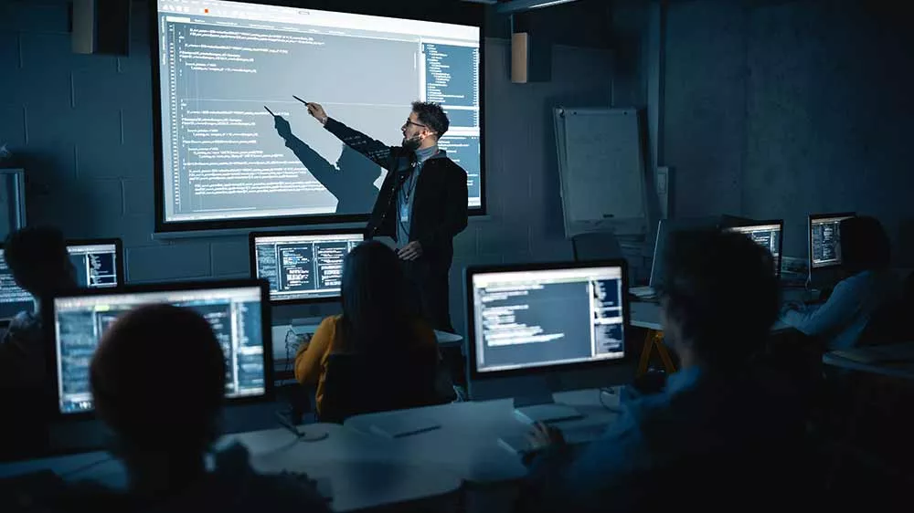 Přednášející muž ozářený projektorem_05