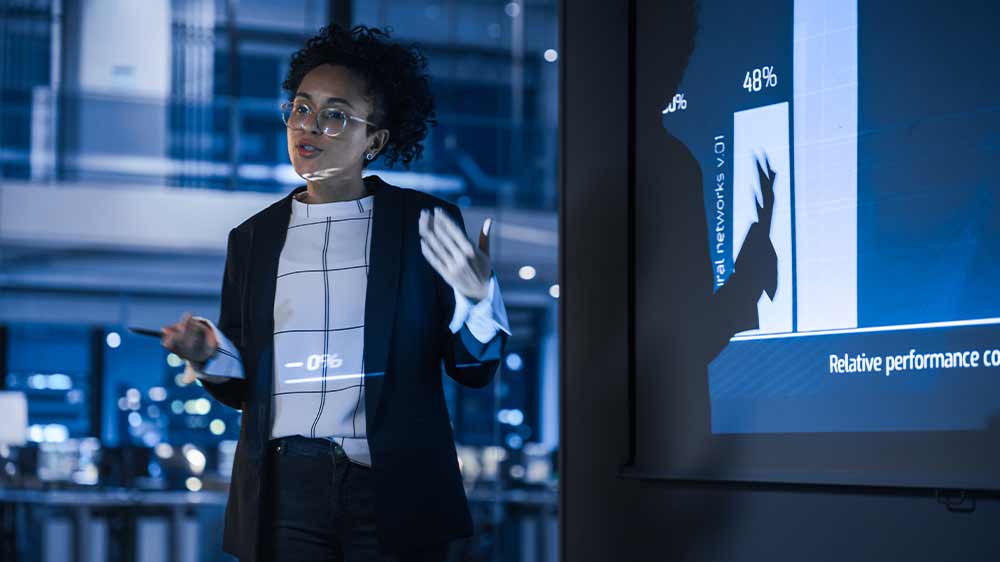 Přednášející žena osvětlená projektorem _02