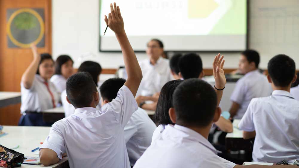 Hlásící se žák s projekčním plátnem na pozadí _03