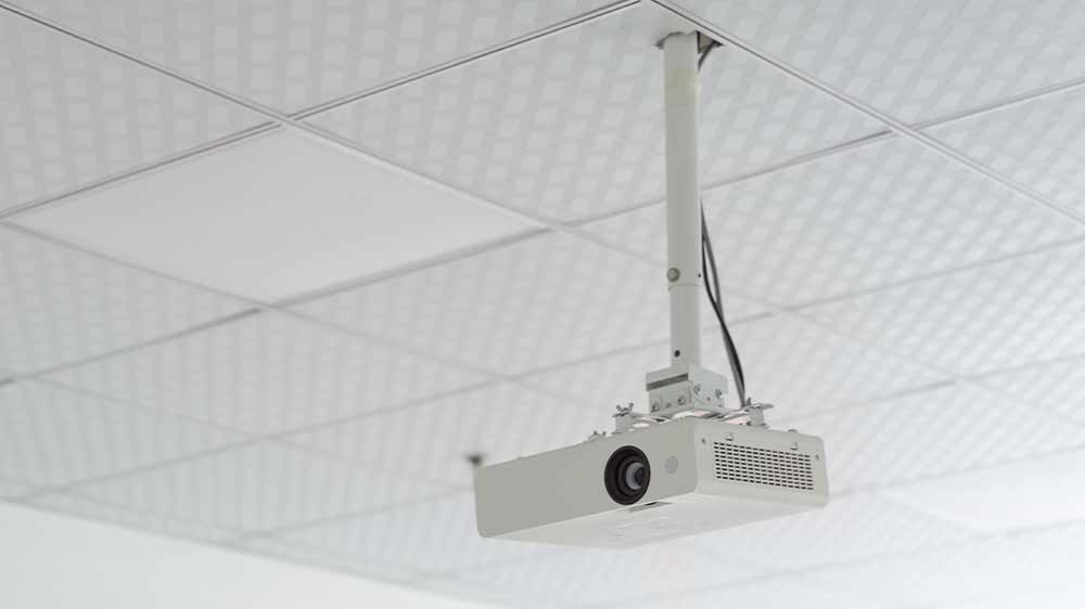 Projektor přidělaný držákem ke stropu_04