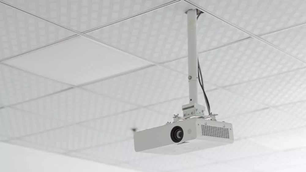 Projektor přidělan&yacute; drž&aacute;kem ke stropu_04