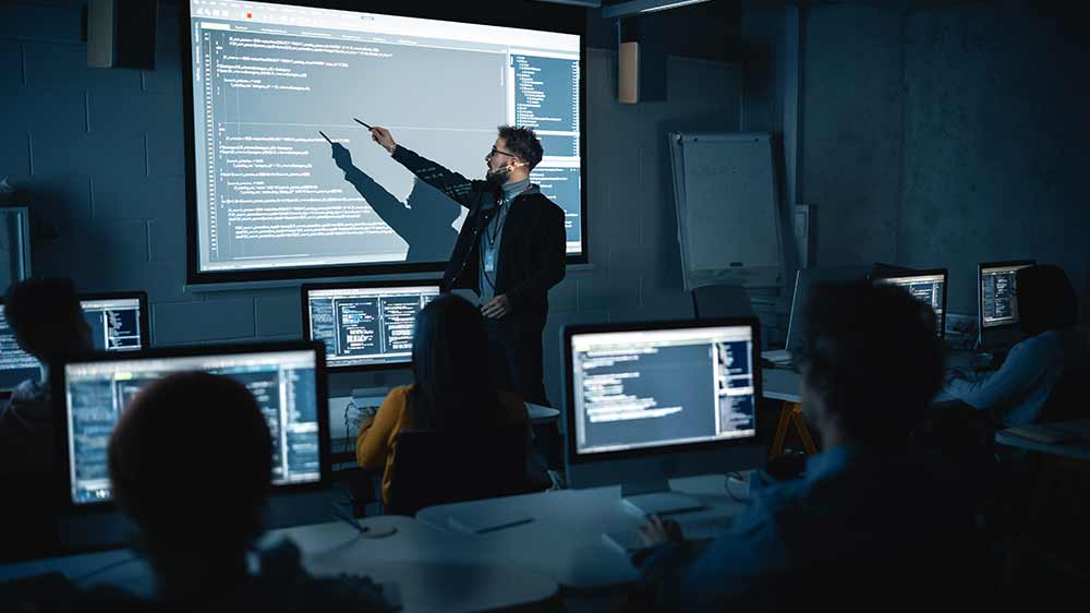 Přednášející muž ozářený projektorem_05