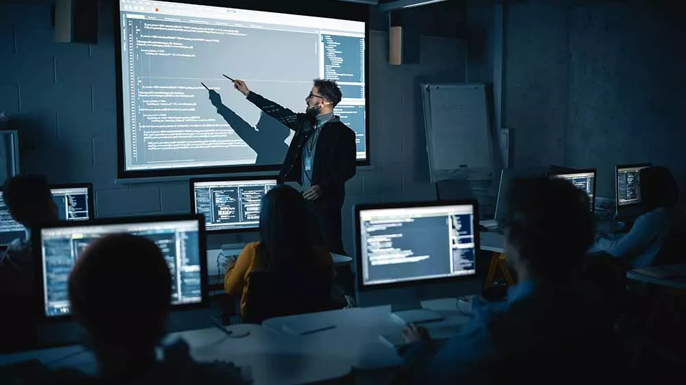 Předn&aacute;&scaron;ej&iacute;c&iacute; muž oz&aacute;řen&yacute; projektorem_05