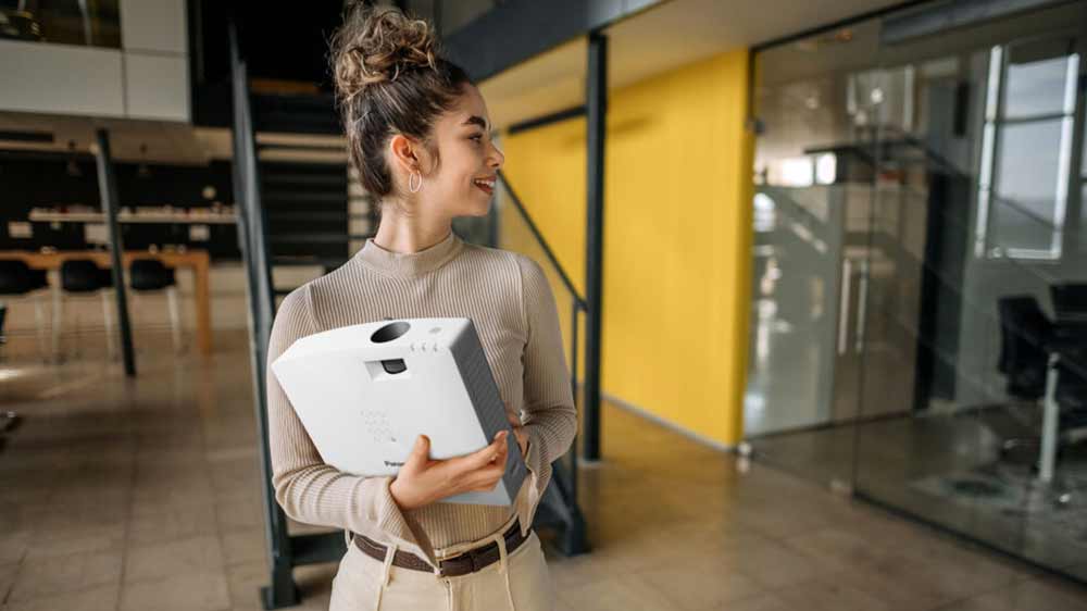 Žena nesoucí Panasonic PT-LMZ460_02